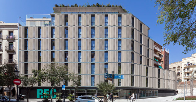 Hotel Rec Comptal de celosías UHPC beige diseño de Alfredo Arribas