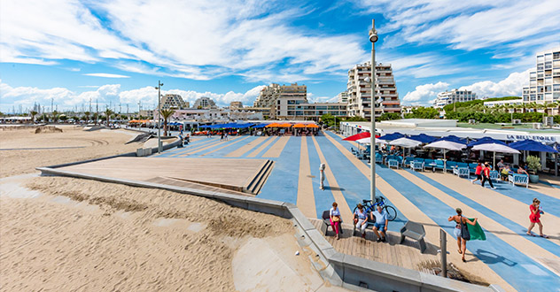Urbanización del paseo marítimo de la ciudad de la Grande Motte en Francia con bancos Kelly 