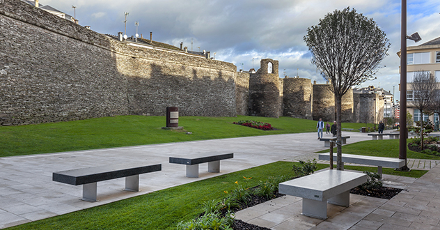 La banca Levit junto con el respaldo y apoyabrazos Rest forman parte de la renovación urbana de la Ronda da Muralla, en Lugo.