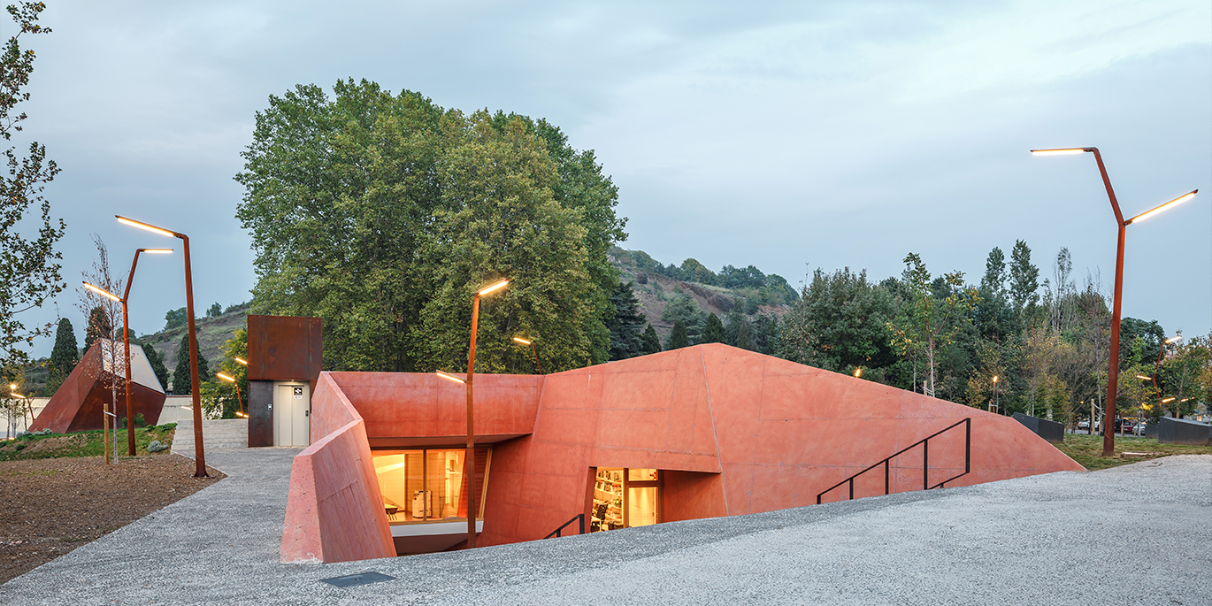 Columnas de iluminación de paisaje en Espai Cràter de VOL studio proyectado en 2022 en Olot, Girona