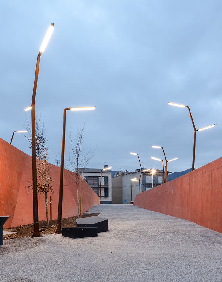 Columnas de iluminación de paisaje en Espai Cràter de VOL studio proyectado en 2022 en Olot, Girona