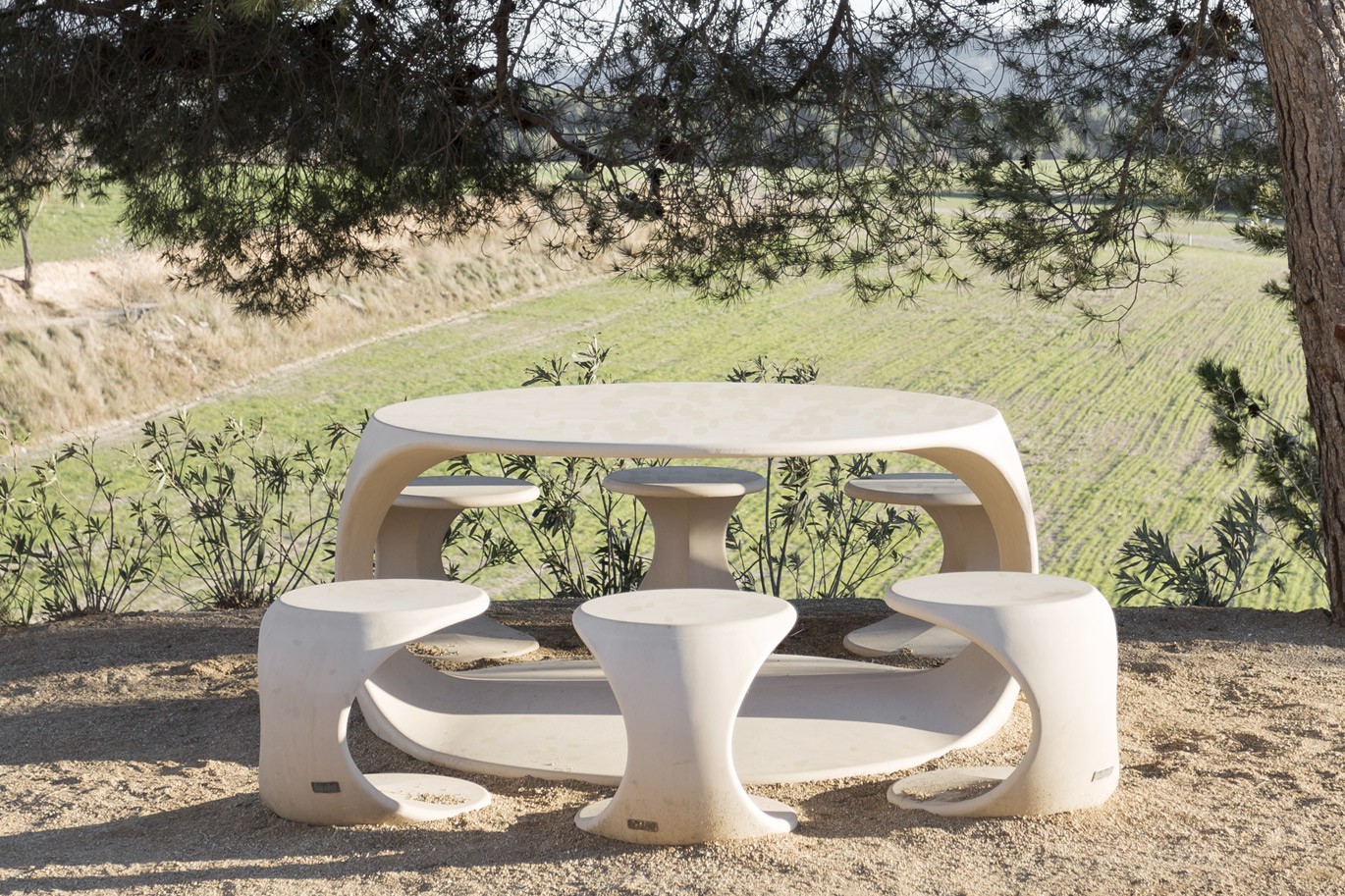Mesa y taburetes Odos beige en UHPC por SCOB arquitectes