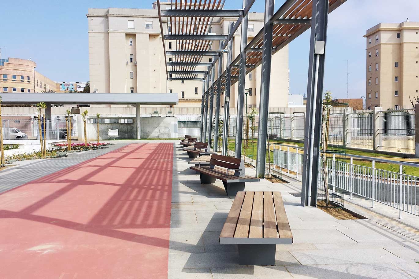 Banco Ban multimaterial de madera tropical de Carlos Rubio