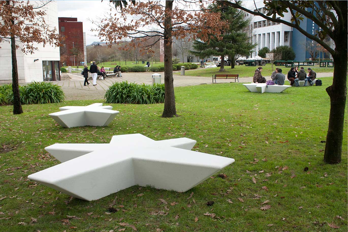 Elemento de Paisaje Flor de hormigón blanco de Mansilla + Tuñón UPV Donostia