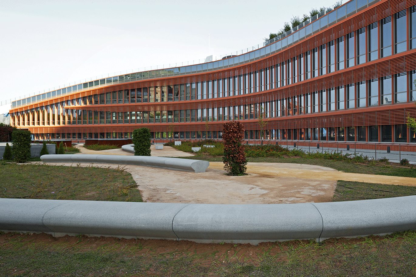 Guadalquivir banca hormigon gris de Balmori Associates en Torre Sevilla
