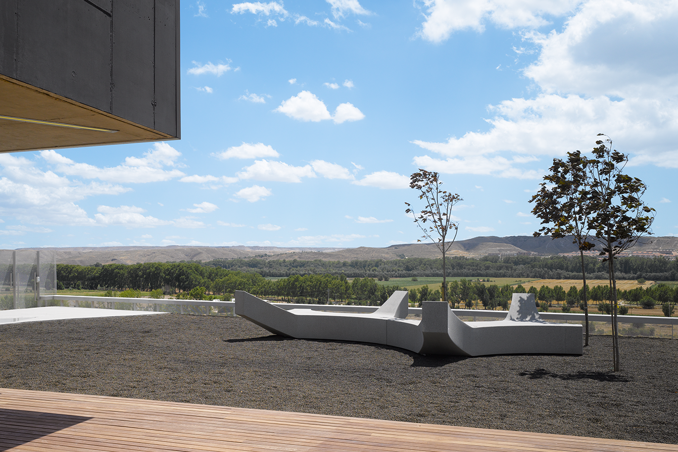 Elemento de Paisaje Islero de hormigón gris de Eduardo Arroyo