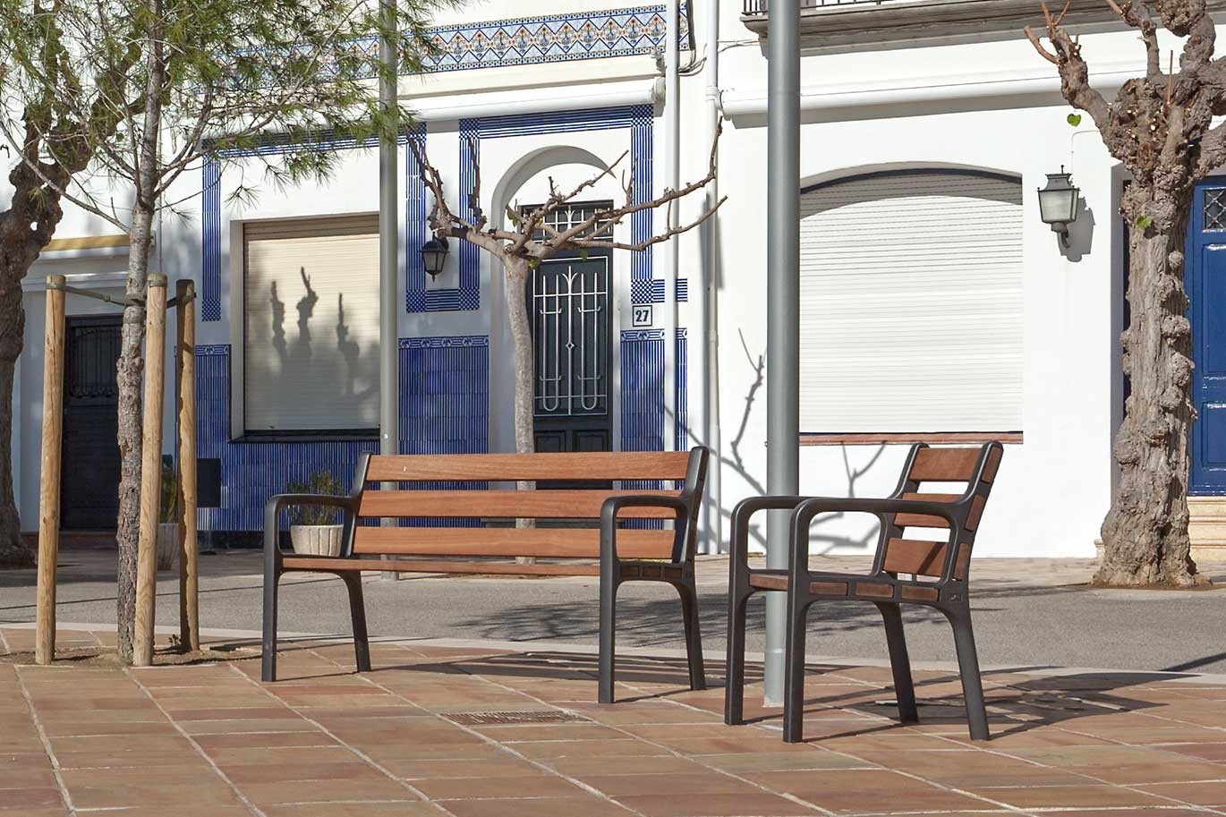Banc Montseny en bois tropical par Leopoldo Milá à Llafranc
