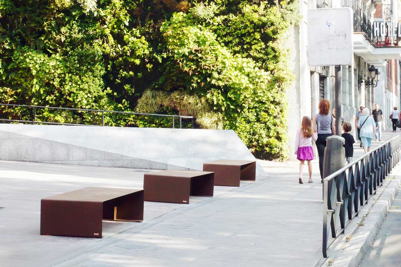 Banca Morella de acero corten de Helio Piñón