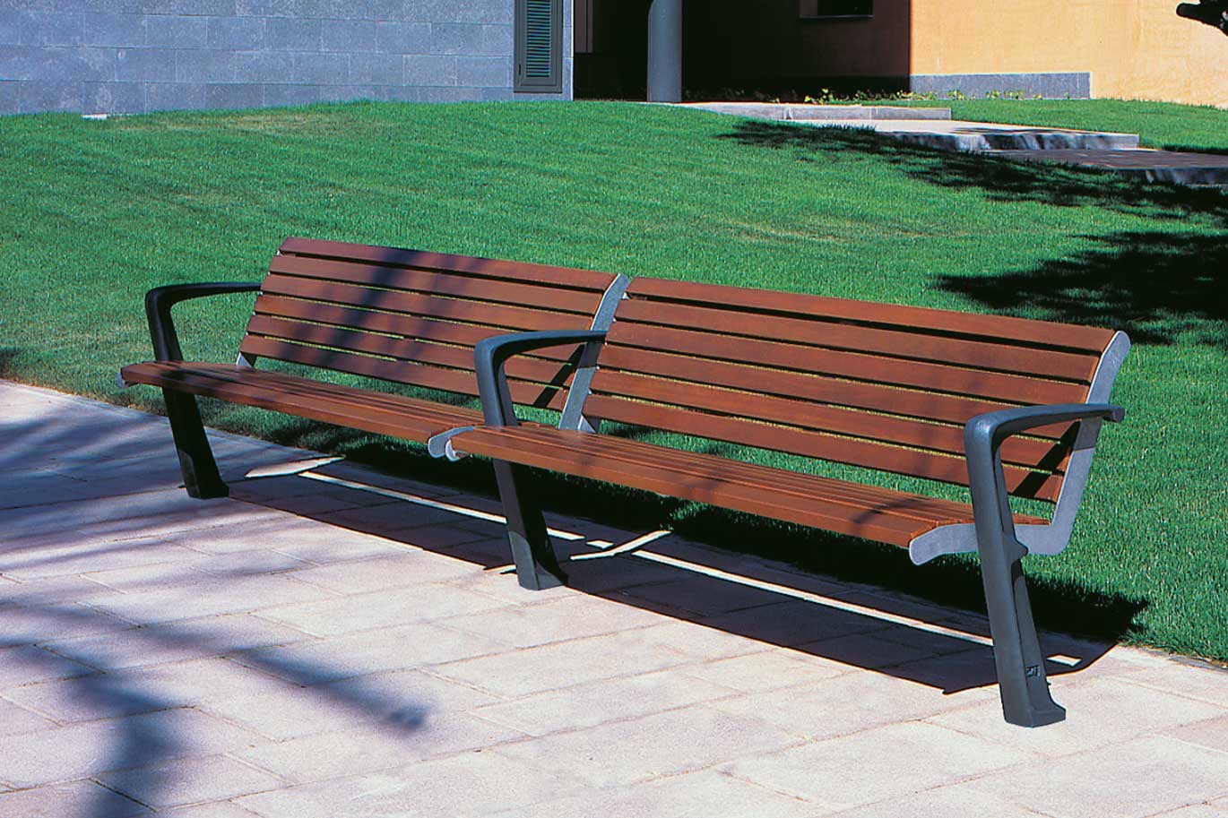 Banco Proa de madera tropical y aluminio de Olivier Sheffer