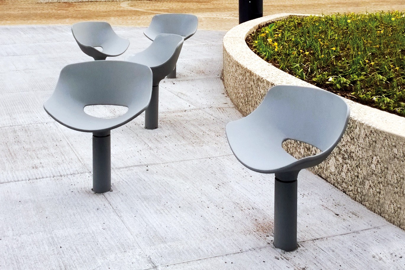 Silla Sol de hormigón negro UHPC Slimconcrete de Diego Fortunato