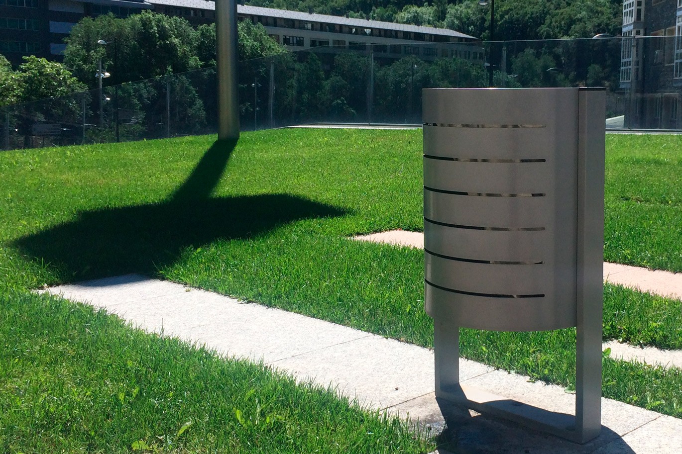 Boulevard papelera de acero zincado gris diseño de Gemma Bernal
