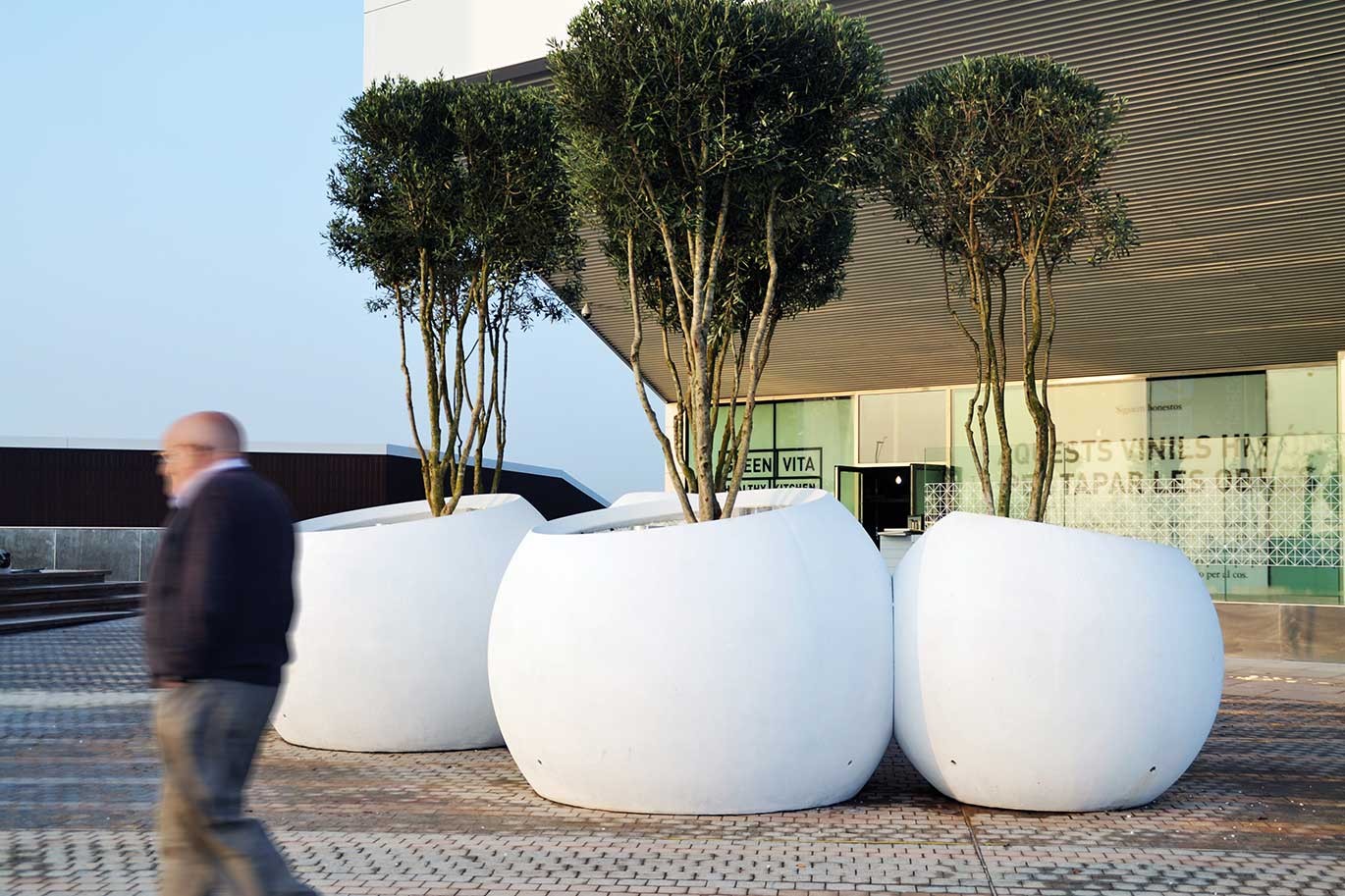 Jardinera Esfera de hormigón blanco de Emiliana Design Studio en Viladecans