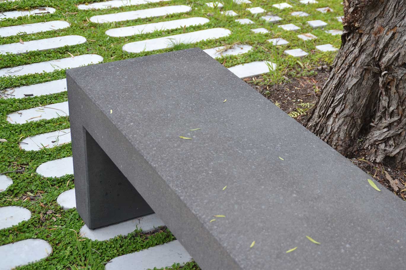 Banca Portic hormigón gris reciclado de Escofet_lab