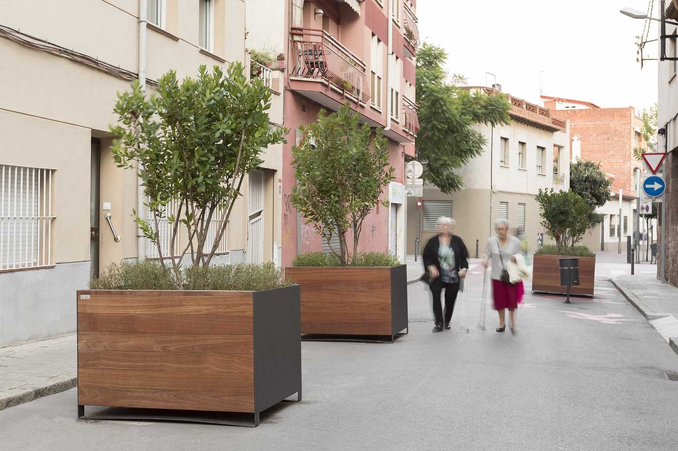 Jardinera Urbe de metal y madera de Joan Gaspar en Mollet del Vallés
