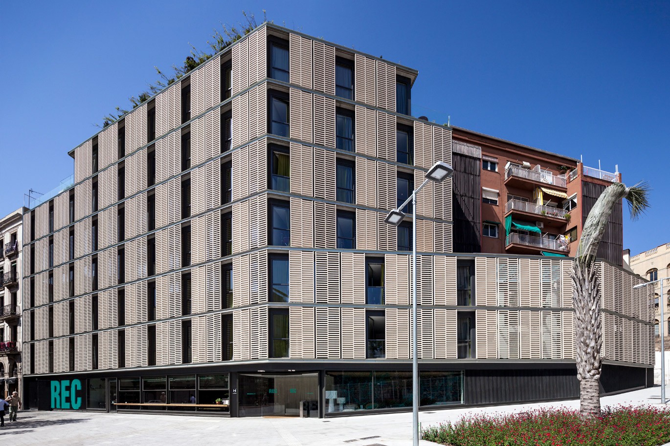 Hotel Rec Comptal de celosías UHPC beige diseño de Alfredo Arribas