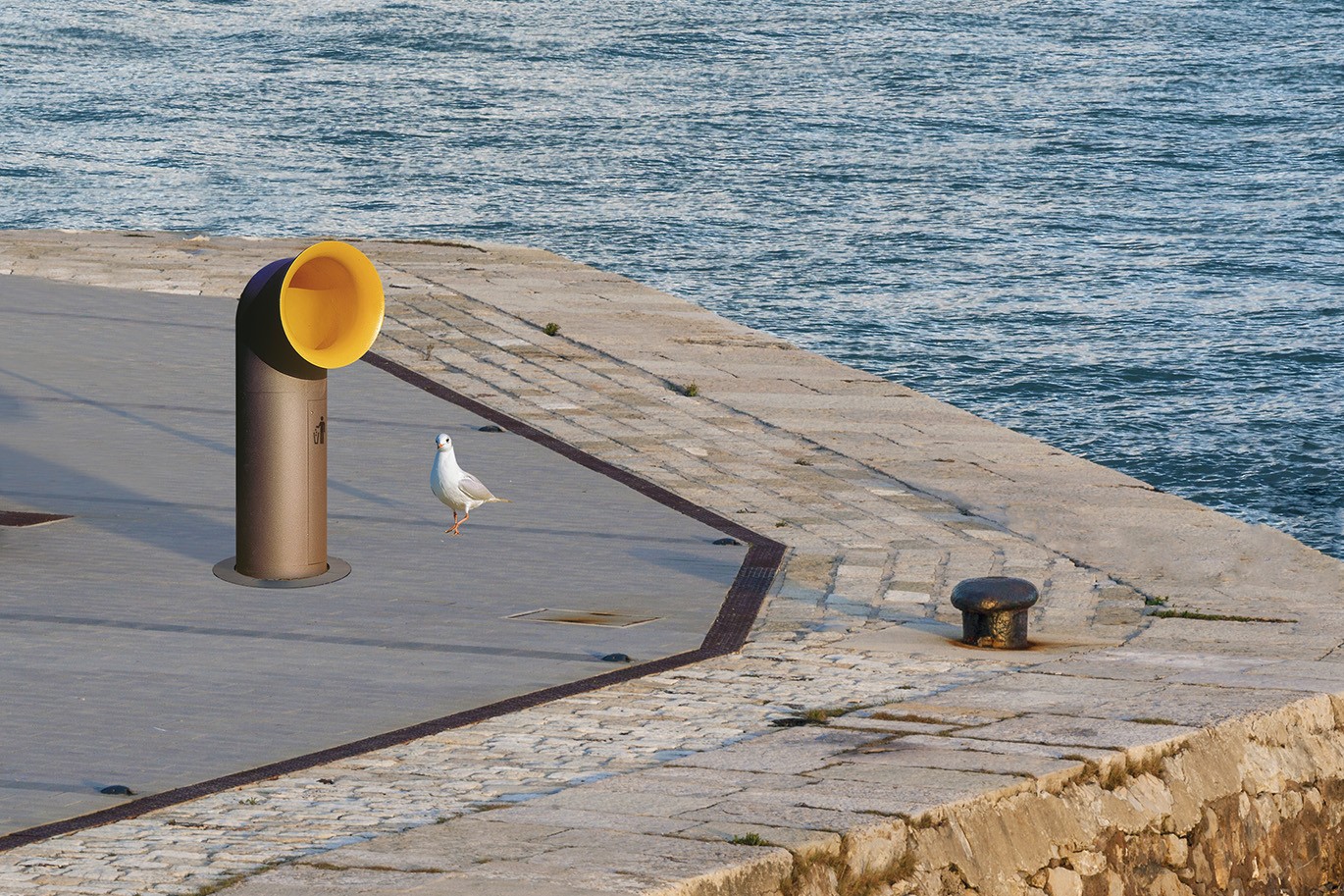 Poubelle Buzz par Pep Zazurca en front de mer