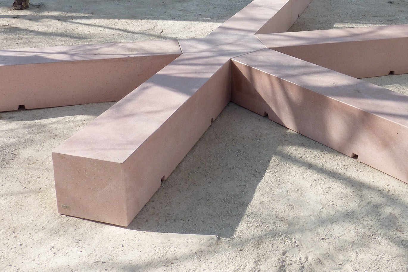 Banca modular Étoile de hormigon rojo de l’AUC Paris