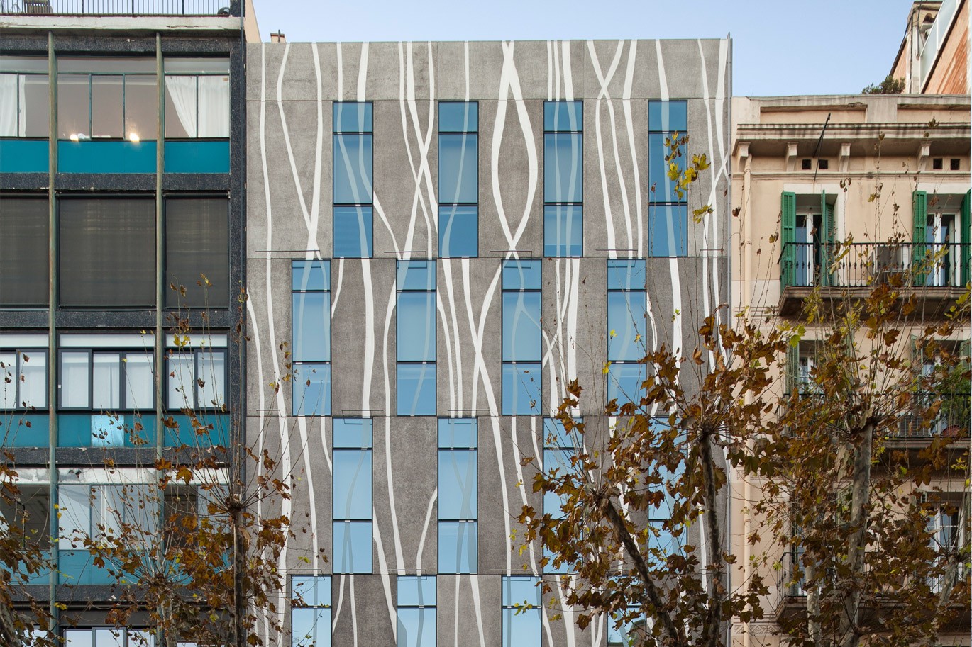 Ako-Suites aparthotel, fachada esgrafiada de Pich-Aguilera, arquitectes Ako-Suites aparthotel