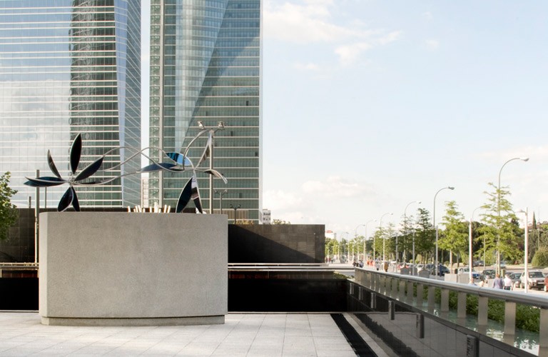 Cuatro torres business. Peana escultura