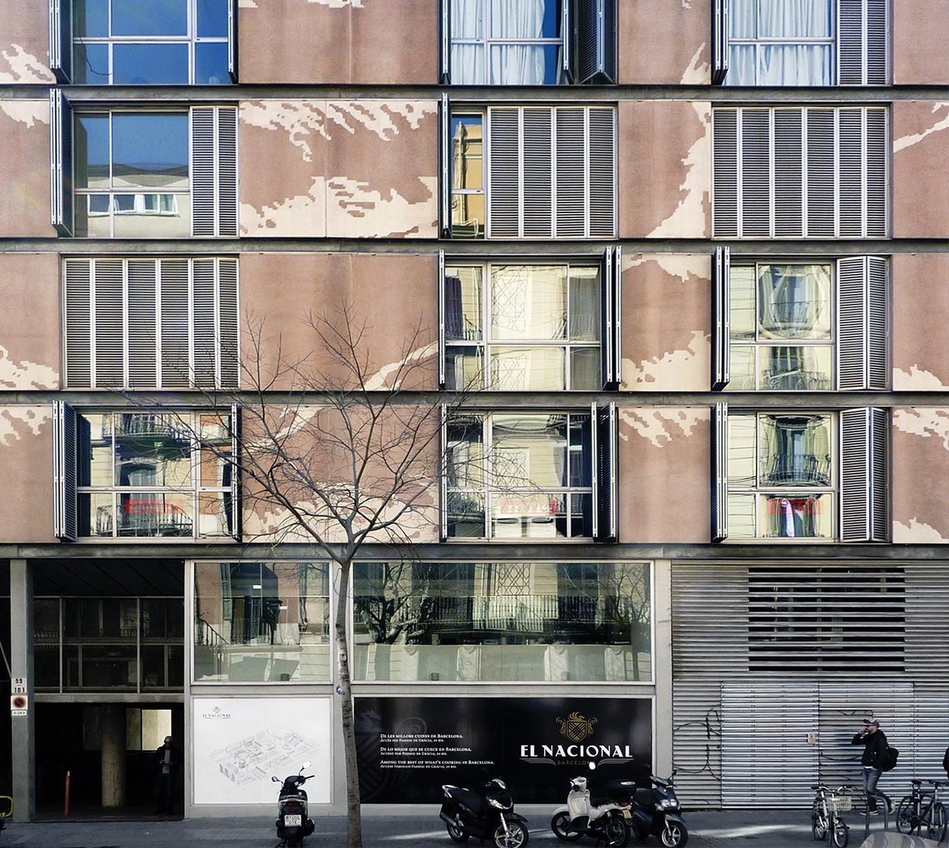Façade texturée pour bâtiment rue Pau Claris Barcelona