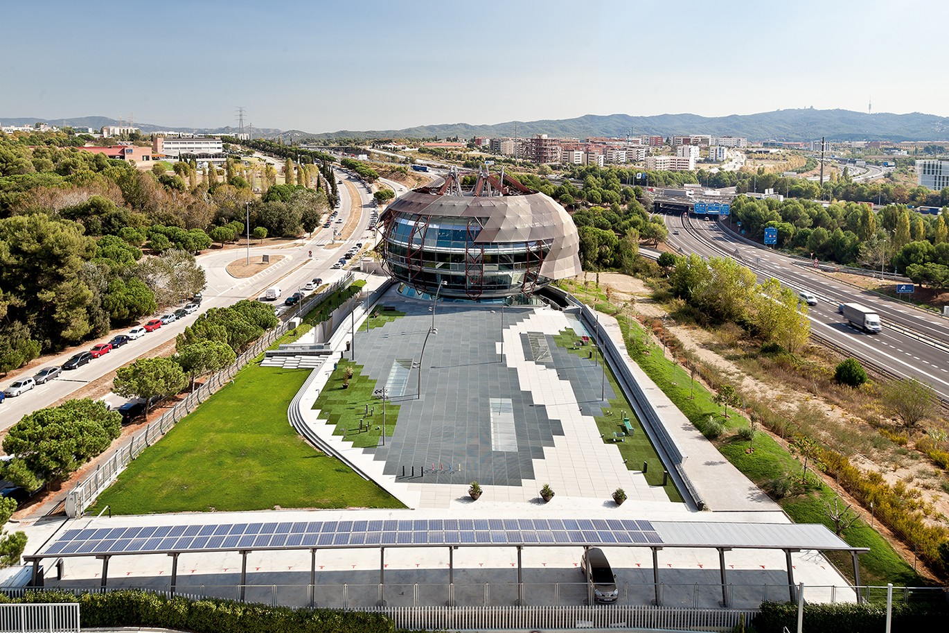 Grandes dalles modulaires pour le siège d’Iguzzini à Sant Cugat del Vallès