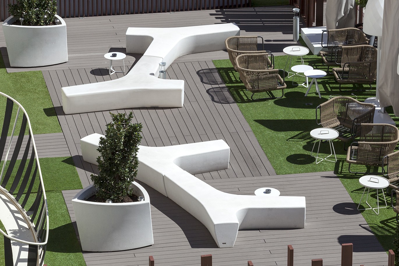 Banquette Twig décorative en béton blanc par Alexander Lotersztain