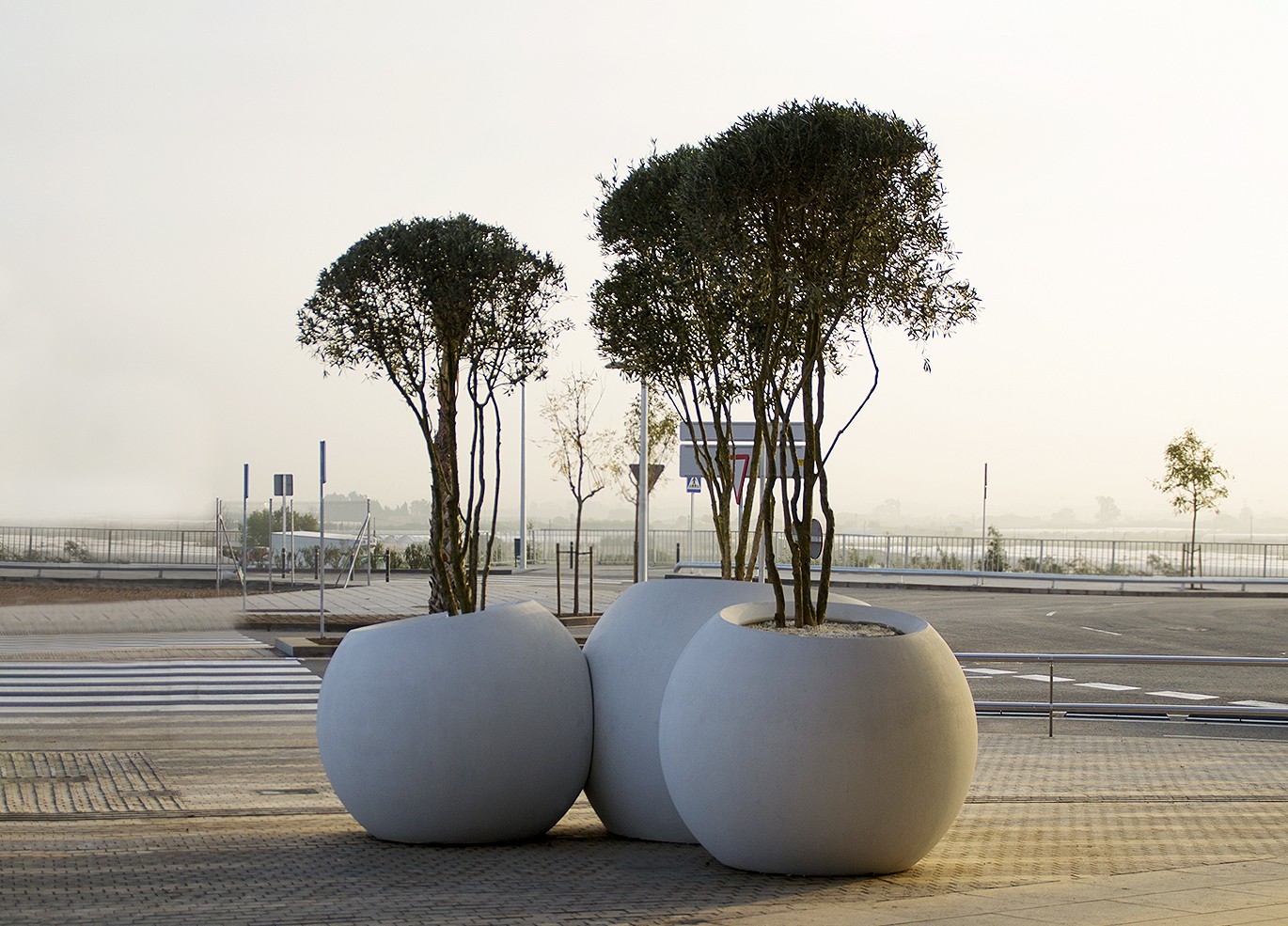 Jardinera Esfera de hormigón blanco de Emiliana Design Studio en Viladecans