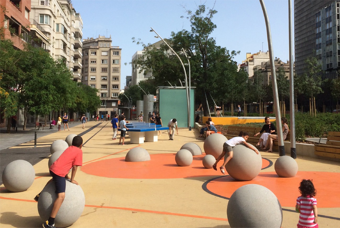 La plaza como un gran espacio de juego La plaza como un gran espacio de juego