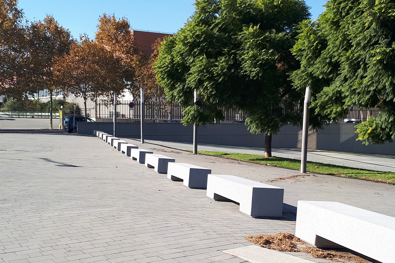 Move elemento de protección de hormigón gris de Esccfet_lab en Barcelona
