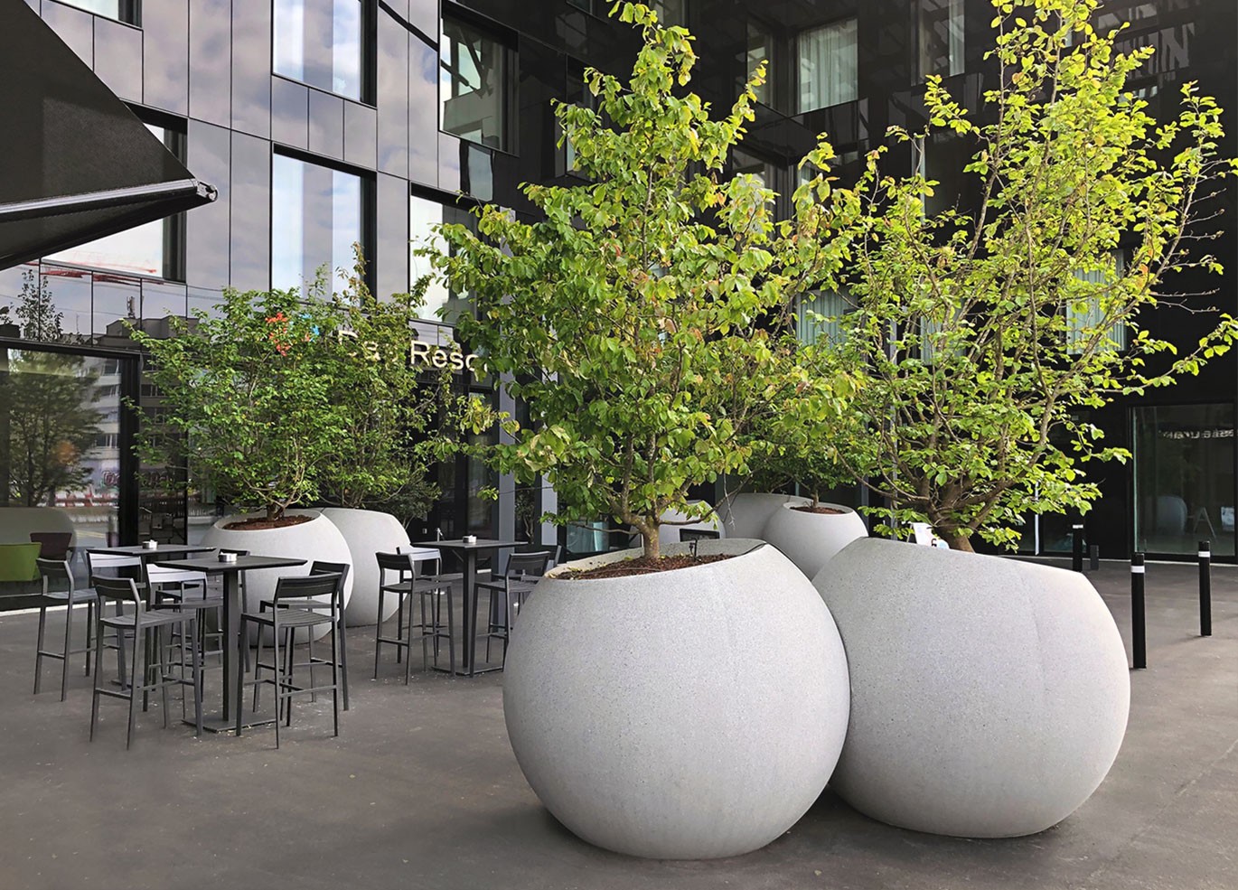 Jardinera Esfera de hormigón gris de Emiliana Design Studio en Zurich edificio Vulcano