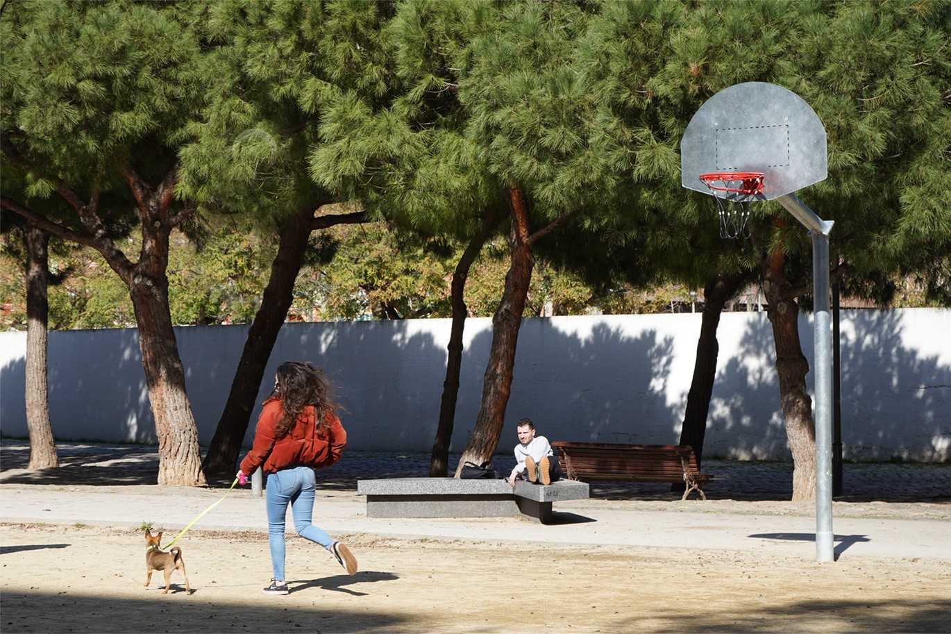Paisaje urbano con Ful y banco especial de Escofet en La Verneda, Barcelona