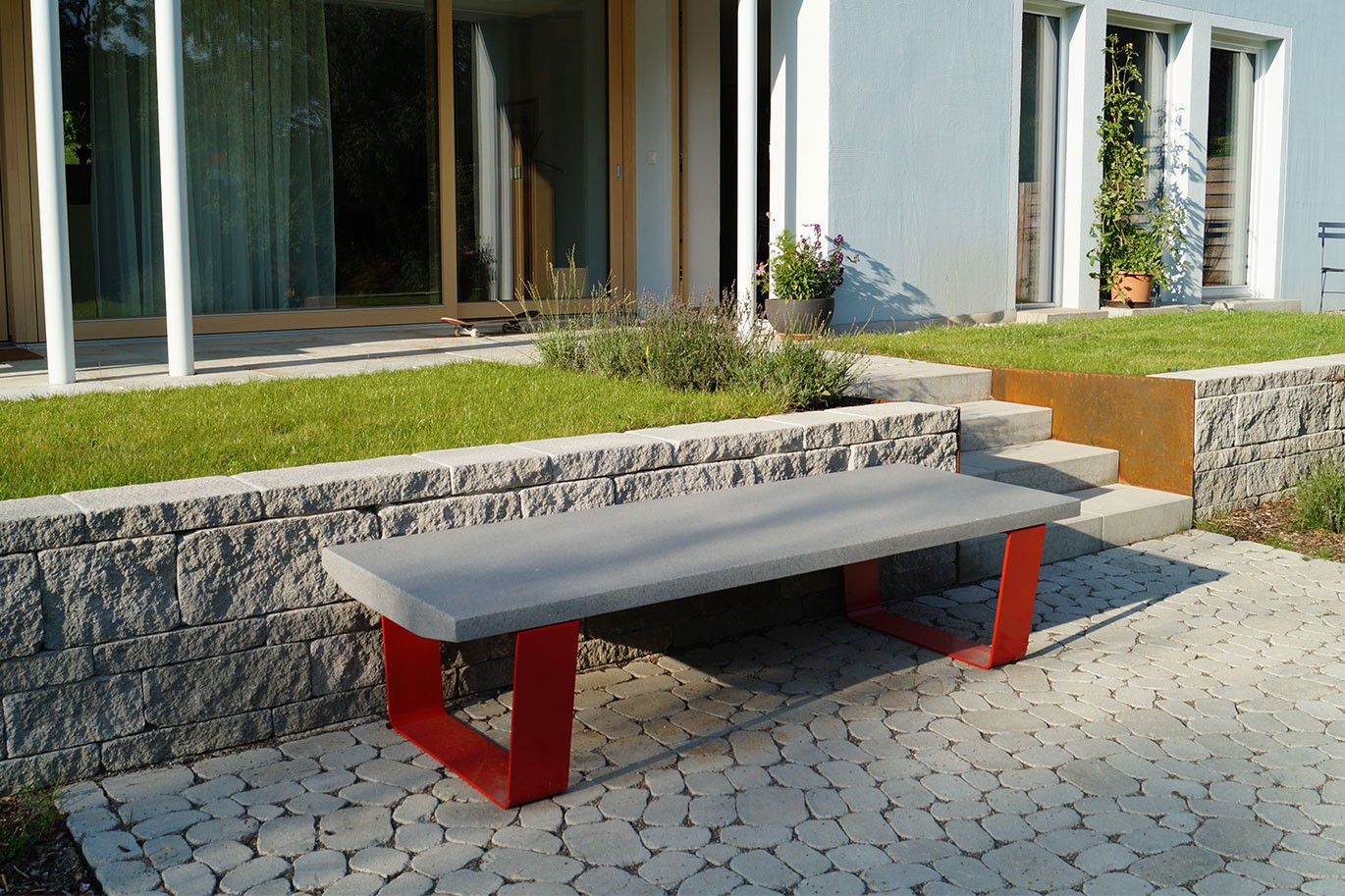 Banquette Stone Alpha 250 en béton UHPC gris par Escofet_lab