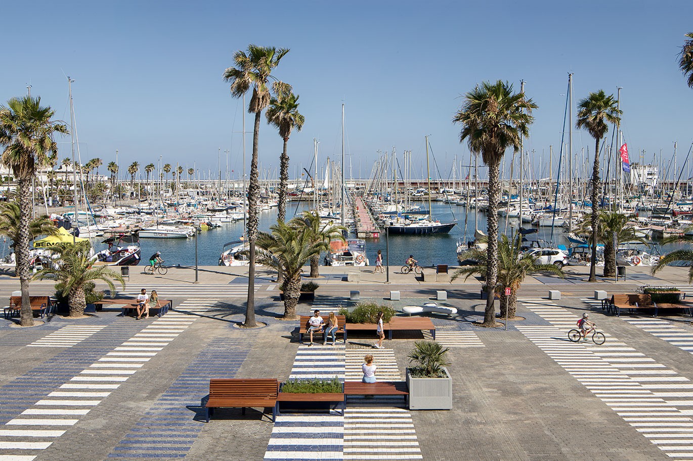 Transformación del Port Olímpic de Barcelona de Leku Studio con mobiliairio de Escofet Transformación del Port Olímpic de Barcelona de Leku Studio con mobiliario de Escofet