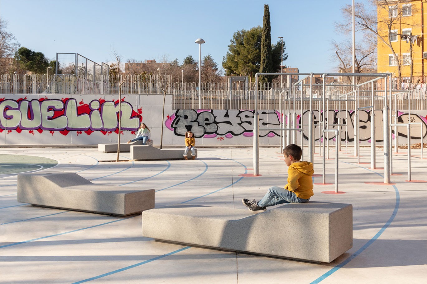 Banca Garonne Aran y Bordeaux de hormigón beige de Escofet_lab