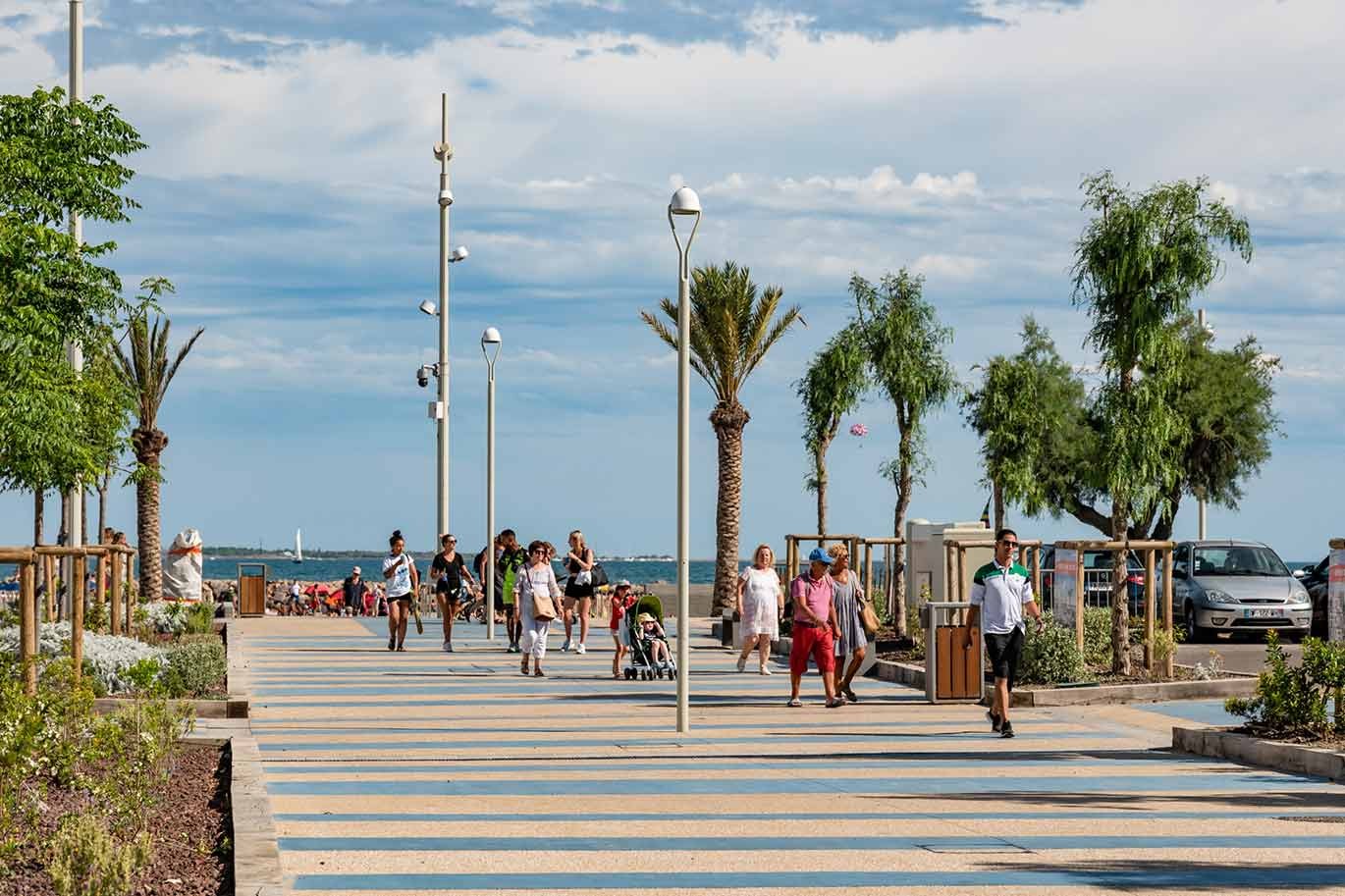 Urbanización del paseo marítimo de la ciudad de la Grande Motte en Francia con bancos Kelly Urbanización del paseo marítimo de la ciudad de la Grande Motte en Francia con bancos Kelly