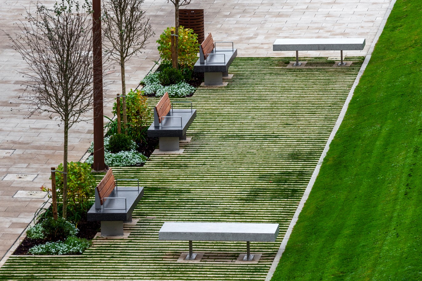 Rest respaldo de madera y apoyabrazos para bancas de hormigón en las murallas romanas de Lugo