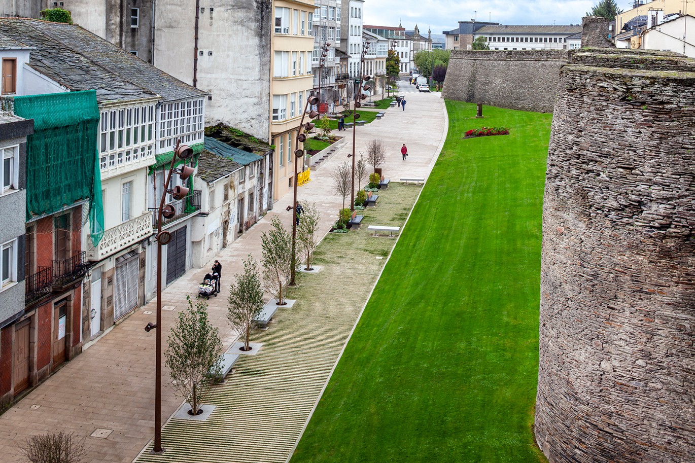 La banca Levit junto con el respaldo y apoyabrazos Rest forman parte de la renovación urbana de la Ronda da Muralla, en Lugo. La banca Levit junto con el respaldo y apoyabrazos Rest forman parte de la renovación urbana de la Ronda da Muralla, en Lugo.