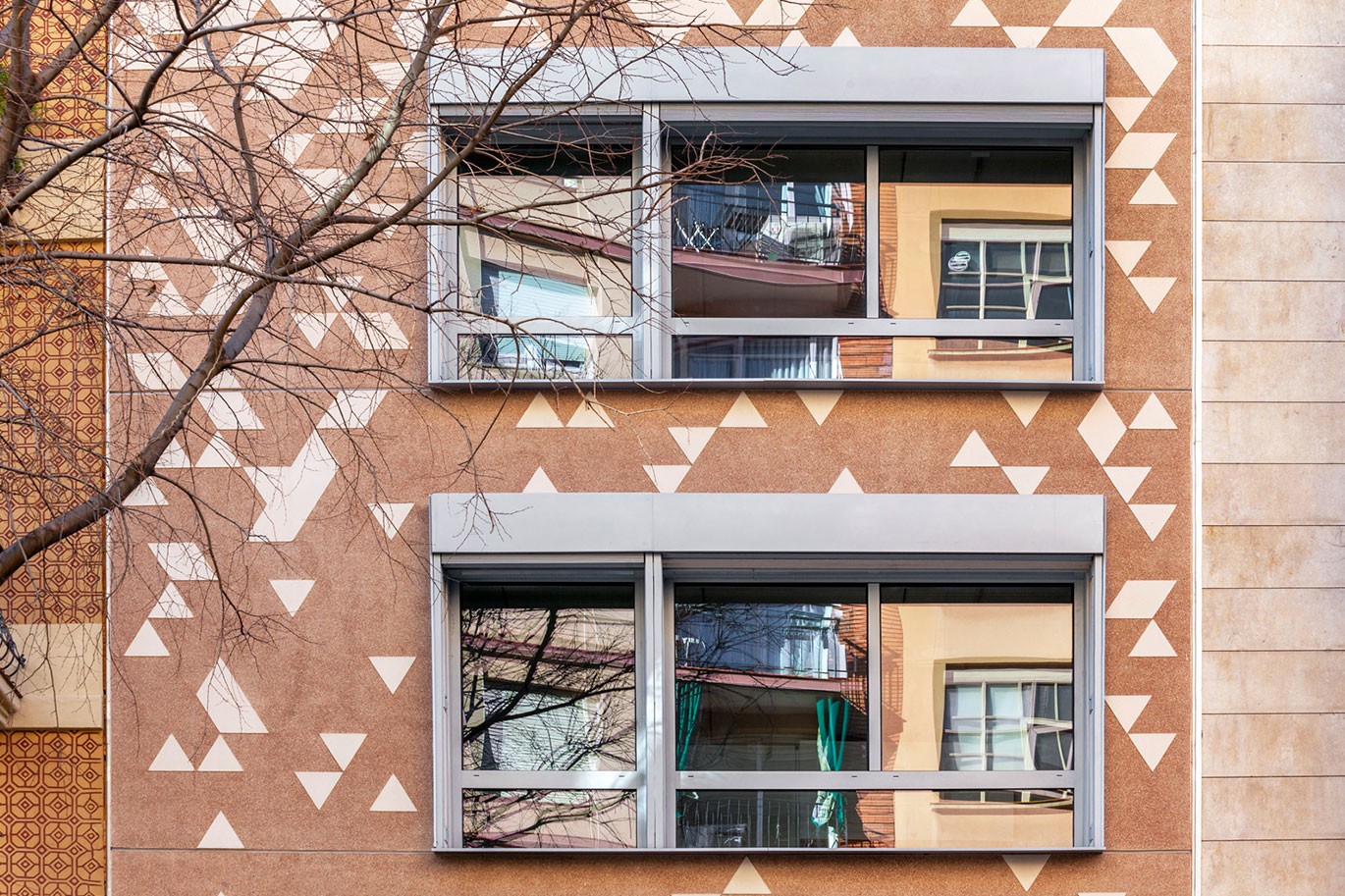 Esgrafiados del Edificio Viu de la calle Lepant en el barrio de la Sagrada Familia en Barcelona, obra de Pich-Aguilera Esgrafiados del Edificio Viu de la calle Lepant en el barrio de la Sagrada Familia en Barcelona, obra de Pich-Aguilera