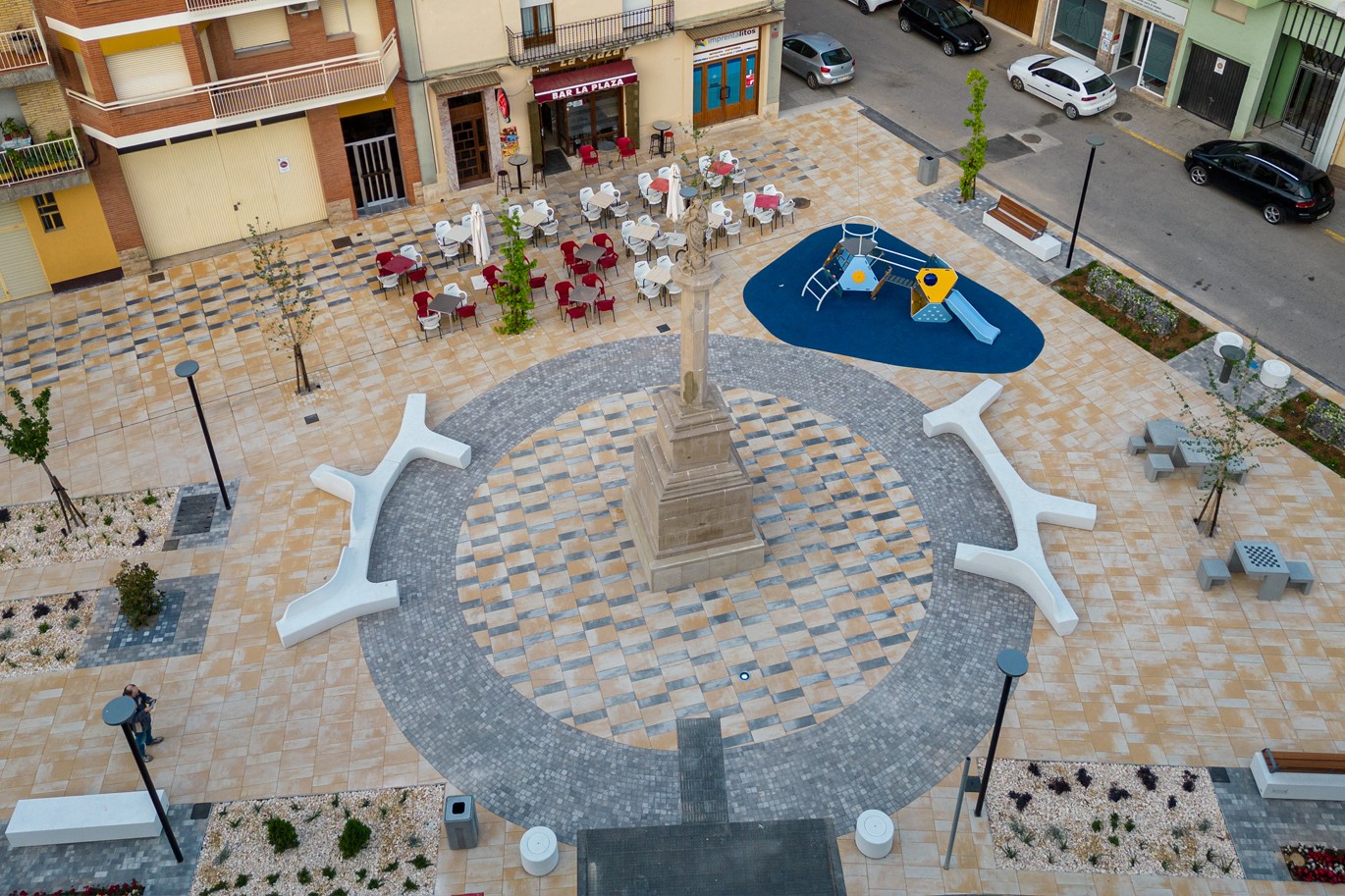 Tamarit de Llitera Plaza Inmaculada con mobiliario urbano de Escofet