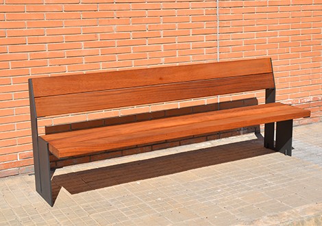 Banco Mook de madera de Romuald Kruszewski