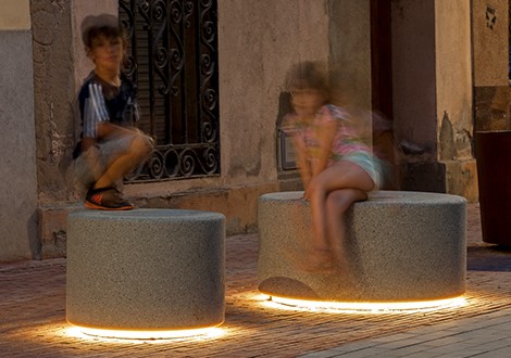 Banquette Soc avec LED en béton gris par SCOB Arquitectes à El Masnou