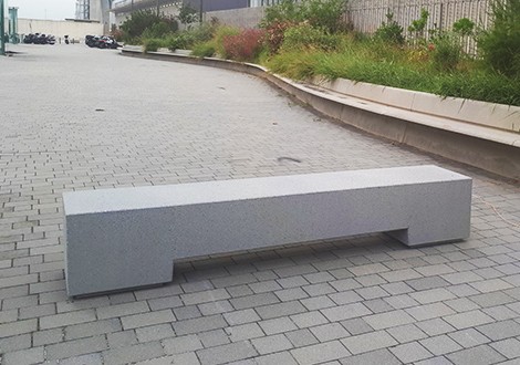 Move elemento de protección de hormigón gris de Esccfet_lab en Barcelona