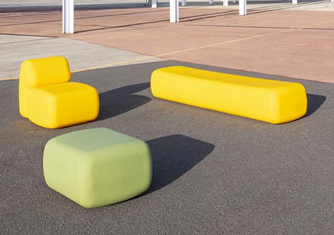 Sit banca y cubo respaldo de color amarillo y verde de Diego Fortunato