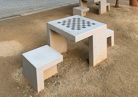 Table et tabouret Prat en béton gris par Mercé Llopis