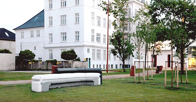 UTSEP en béton par Jørn Utzon dans le jardin du Utzon Center à Aalborg