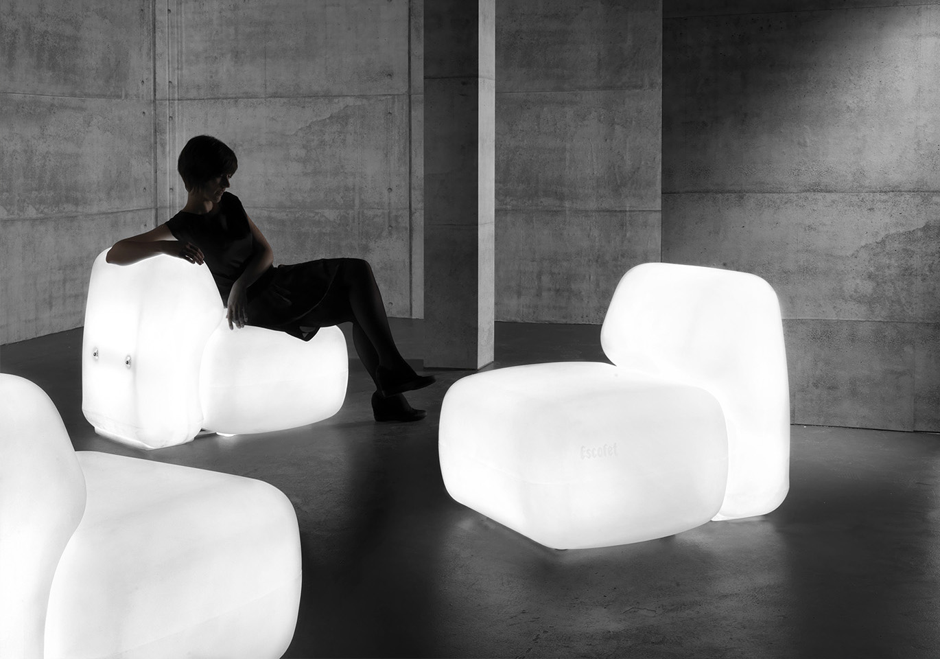 SIT AIR. WHITE ILLUMINATED