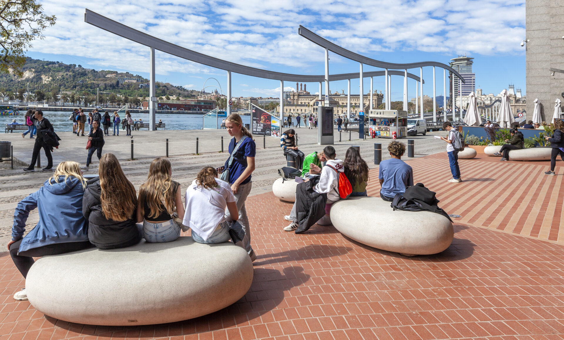 Bancos de hormigón Petra en Maremagnum Barcelona