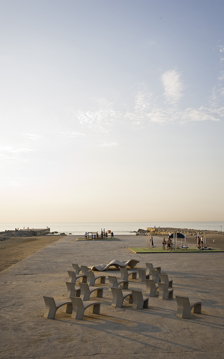 Lungo Mare Sillarga mobiliario urbano frente el mar de Barcelona