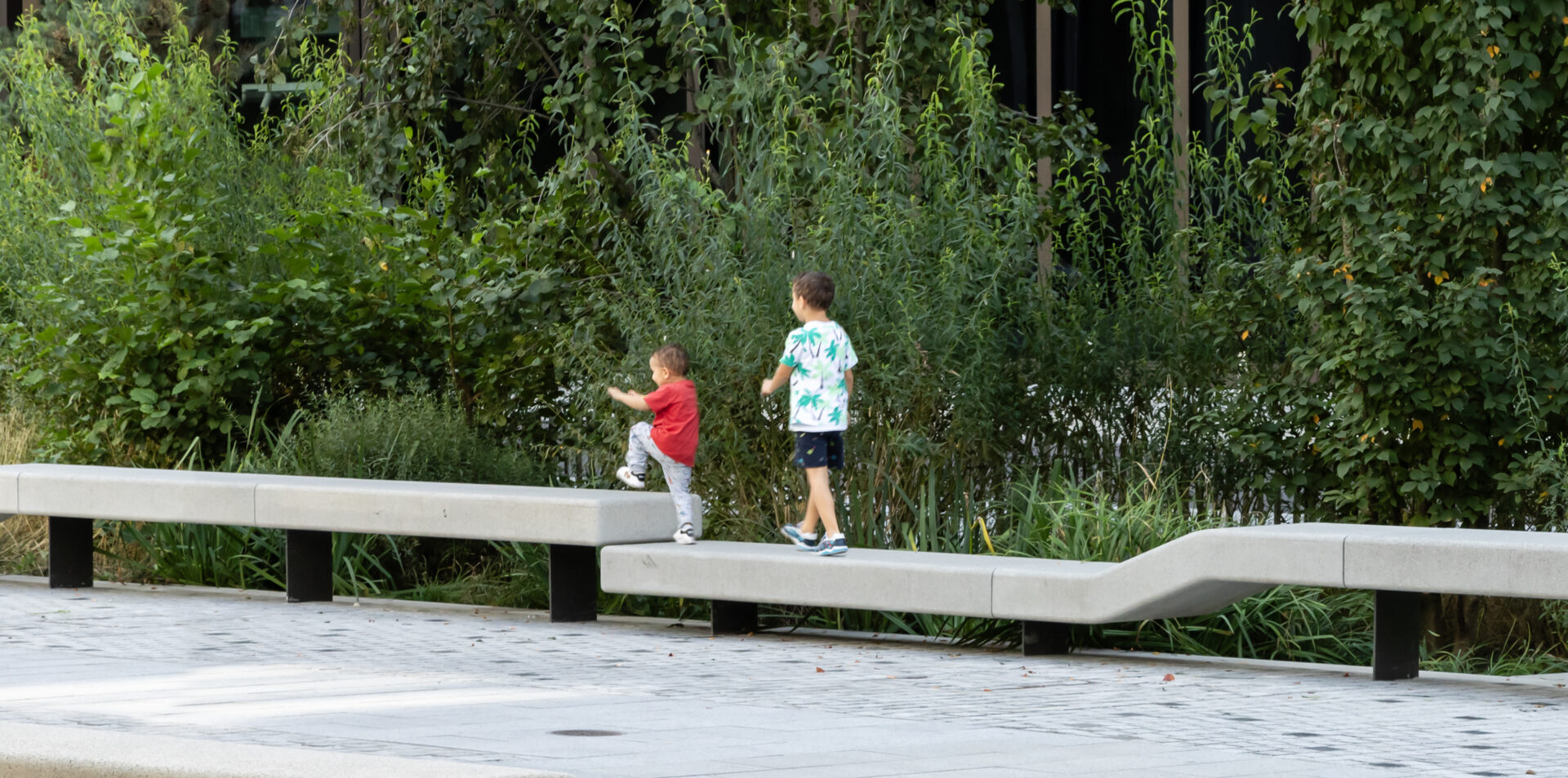 banca Geneve de hormigón con niños