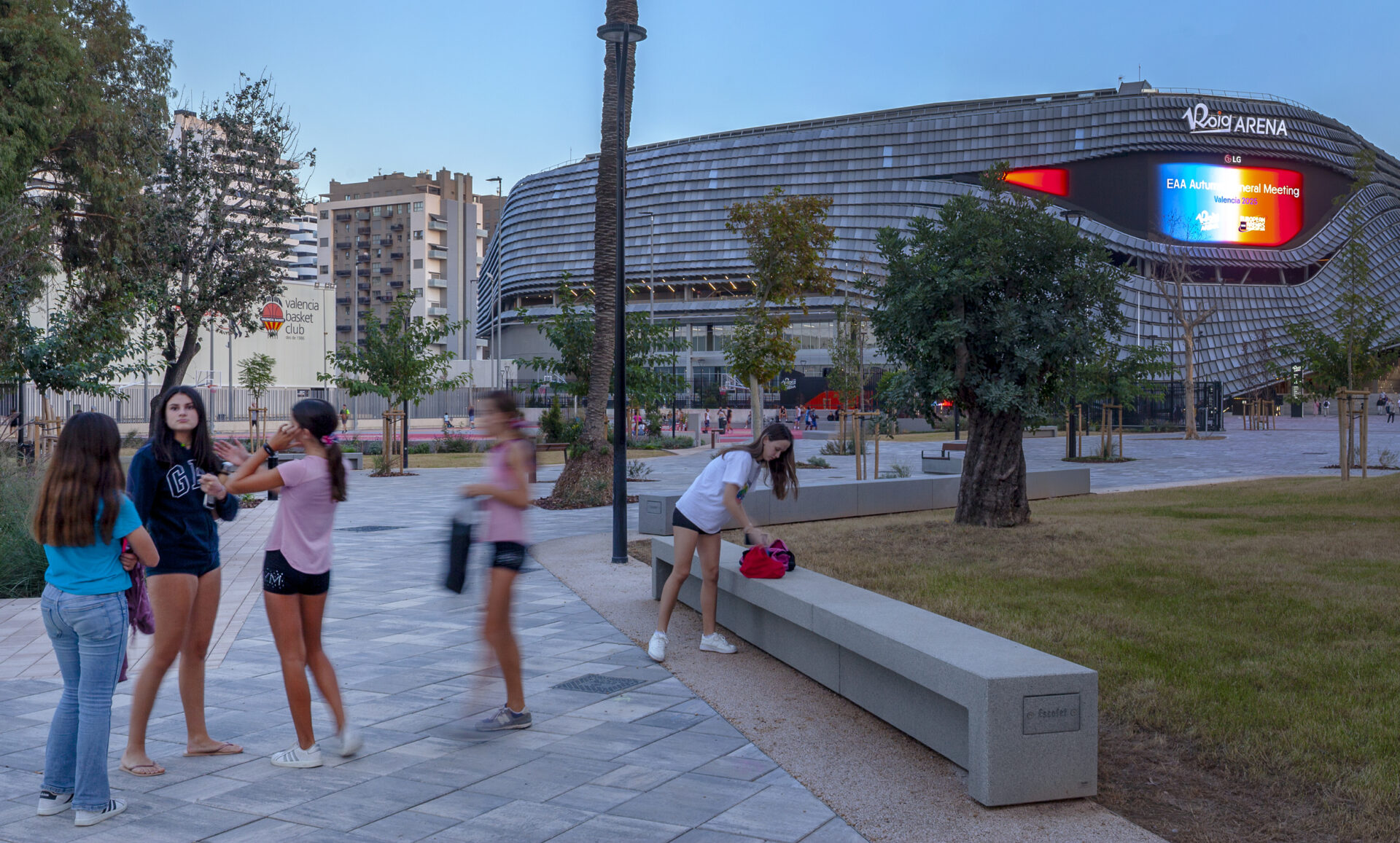 Roig Arena mobiliario urbano